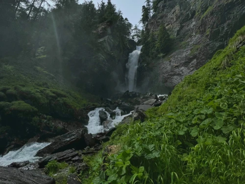 Trekking to Saent Waterfalls