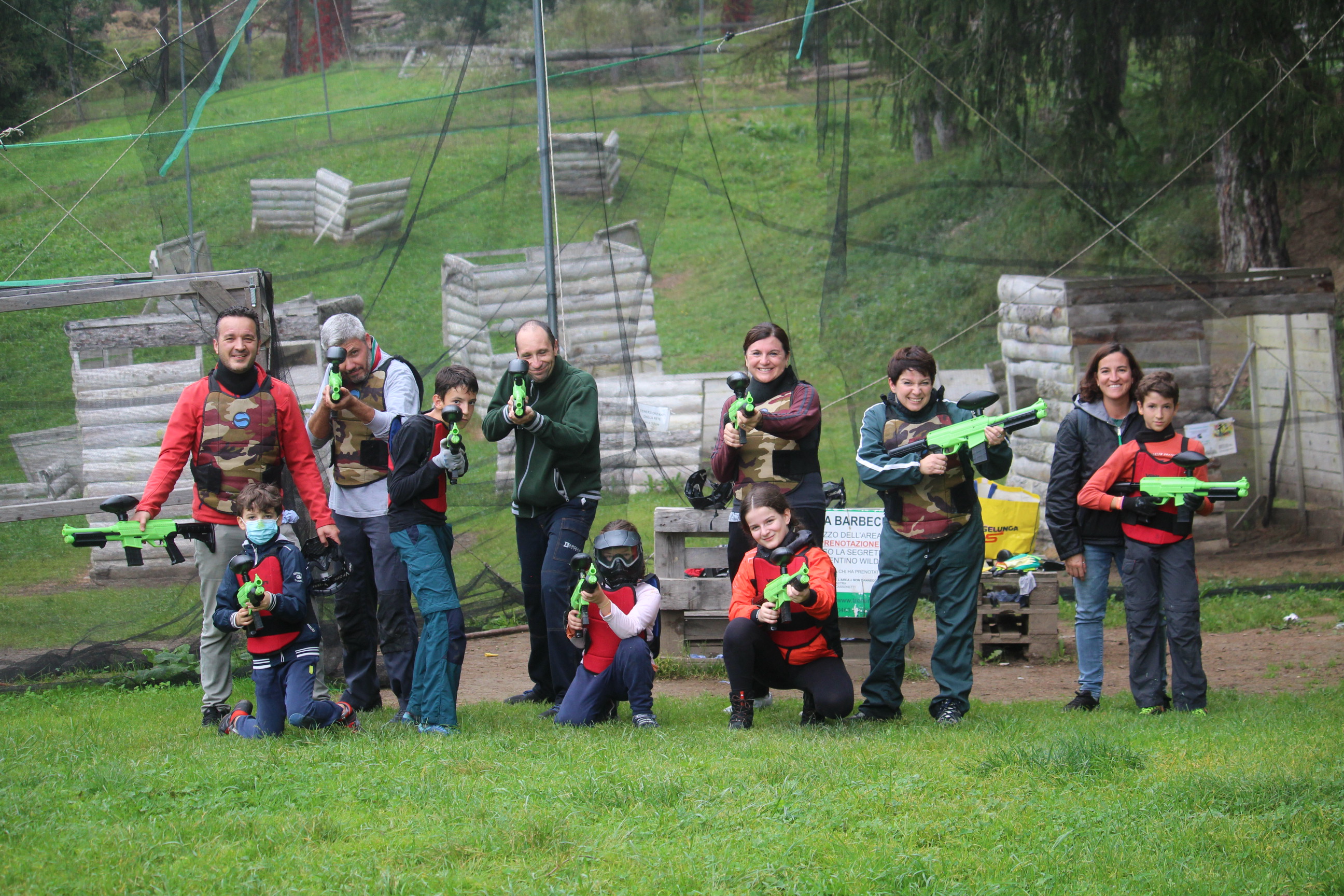 "Famiglie che giocano a paintball al Trentino WILD."